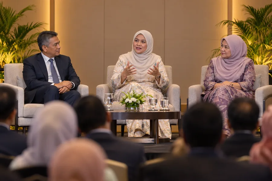 Ahli panel berbincang di sidang kemuncak industri